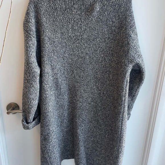 Long grey/white shacket from Uniqlo - Picture 2 of 4